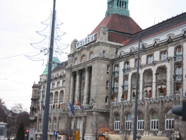 ゲッレールト温泉。<br />ホテルが併設されている。<br /><br />内部（温泉）は表紙の通り。