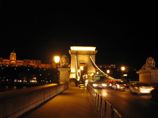 夜のくさり橋。<br />奥に見えるのは王宮。