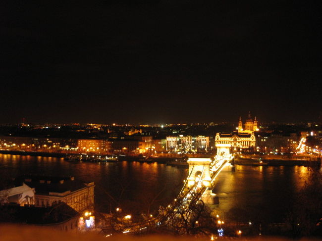 ケーブルカーの終点駅から見た<br />ブダペストの夜景。
