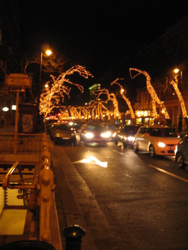 イルミネーションに包まれた、<br />ブダペストのメイン通り「アンドラーシ通り」