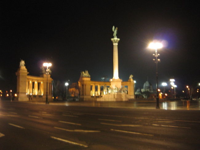 夜の「英雄広場」。<br /><br />本日の観光はこれにて終了。<br />ありがとうございました。