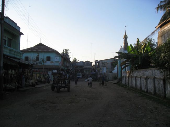 ヘンダザの手前50kmほどの町Yekyiで鉄路から離れると、ほどなくガタインジャウン(写真)に到着(15:40)。<br /><br />バスは写真のすぐ左側に到着。サイカーの客引きがちょっとうるさく感じられたので、看板を見かけた生ビール屋さん兼ゲストハウスへ徒歩で退避。<br /><br />バスを降りた瞬間(というか降りる前から)のサイカーの客引きは、そのときの精神状態にもよるんだけど、どうしても苦手。いつまでたっても慣れない。<br />ちなみに観光地以外でも、騒々しさと強引さは、言葉が英語からビルマ語に変わるだけで、そんなに変わらない。ひとりひとりは良い人が多いんだけどね。<br /><br />そんなわけで逃げ込んだ生ビール屋さんは、写真手前100mほどを右側に入ったところ。まずは一杯。そしてなうたくえ(もう一杯)。<br /><br />併設のゲストハウスには、外国人は泊まれないらしいので、教えてもらったホテルに移動。写真正面の突き当たりの階段を登ったT字路(一段高くなっている)を左折してすぐの左側にあった。