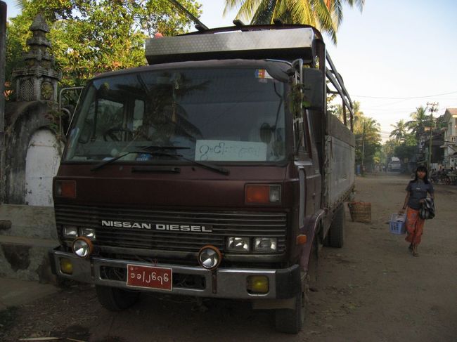 ホテルで聞いたところ、今日はGwaへのトラック(写真)が出る日だから、泊まるよりそれに乗ったほうが良いという。<br />それ以外の方法でガタインジャウンからグワ(Gwa)へ抜けるには、ヤンゴンを午後7時に出発し午前3時ごろにここを通過するバスを捕まえるしかないらしい。。<br /><br />疲れているので泊まりたかったけど、ミャンマーでの移動は「乗れるときに乗っとけ」が鉄則なので、乗っとく。<br />