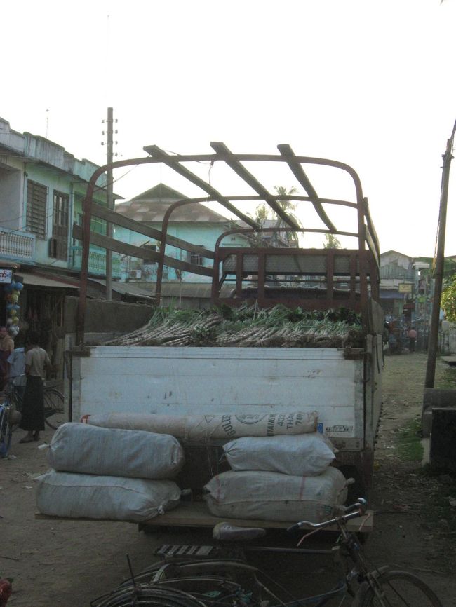 後ろから見るとこんな感じ。これは･･･まさにトラック。<br /><br />バスの便があると言われて、実はトラックバスだったことは、ミャンマーでは良くある。トラックの便があると言われたら･･･その通り、何の間違いもない。<br /><br />午後5時20分発で、グワ(Gwa)には午前2時40分着。料金は5000K。ただし不定期。