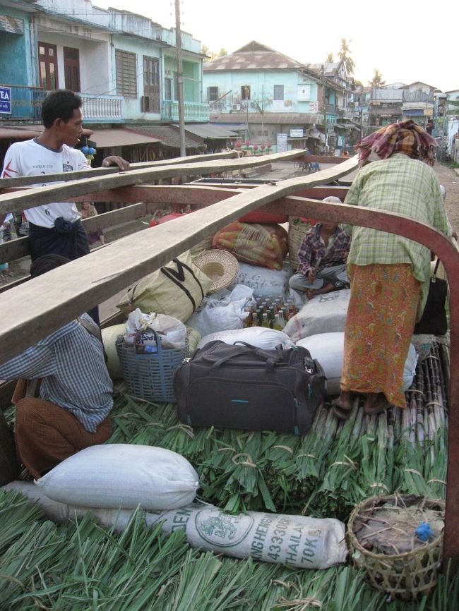 上から見るとこんな感じ。<br /><br />一見したところ、屋根のない吹きさらしの貨物の上で、震えながら山越えをしなくてはならないようにみえる。<br /><br />しかしクッションの効いたサトウキビの甘いベッドの上で、星空を眺めながら移動する素敵な一夜、と自分に言いきかせる。