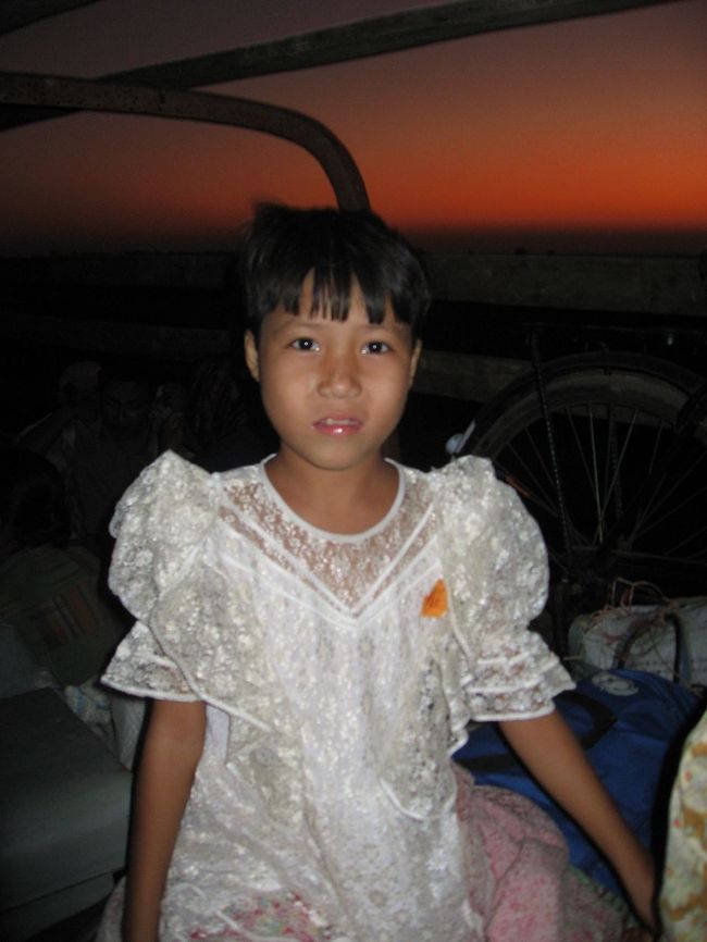 おばあさんとお孫さん2人の一行と仲良くなる。<br />小さなお姫さまと残照。