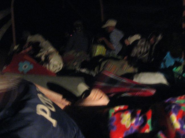 非常に厳重な検問を経て、ヤカイン山脈の南端を越えてゆく。<br /><br />トラックの上はこんな感じ。寒くてたまらない。吐く息が白い。でも一線を越えてしまったのか、なんだか面白くなってくる。