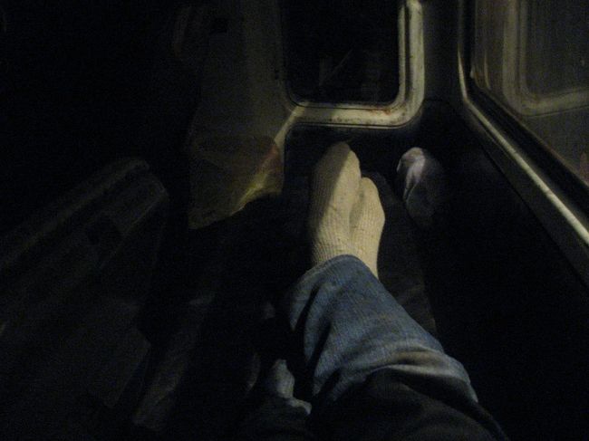 それでも少しはうとうとしたところでグワ(Gwa)に到着。午前2時40分。いったいどうしたらいいの？<br />ホテルはあるかと尋ねると、「ない。6時発のサンドウェ(Thandwe)行きのバス乗ったほうがよい」とのこと。<br /><br />焚き火の前で震えていると、乗ってきたトラックの運転手さんが、「車は止めておくので、運転席後ろの仮眠ベッドを使いなよ、と言ってくれた。ありがたく甘えさせていただく。屋根と壁があることが本当にありがたかった。<br /><br />（※後の旅において、実際にはグワには外国人宿泊可能なホテルがあるとの情報も複数聞いたが未確認。）