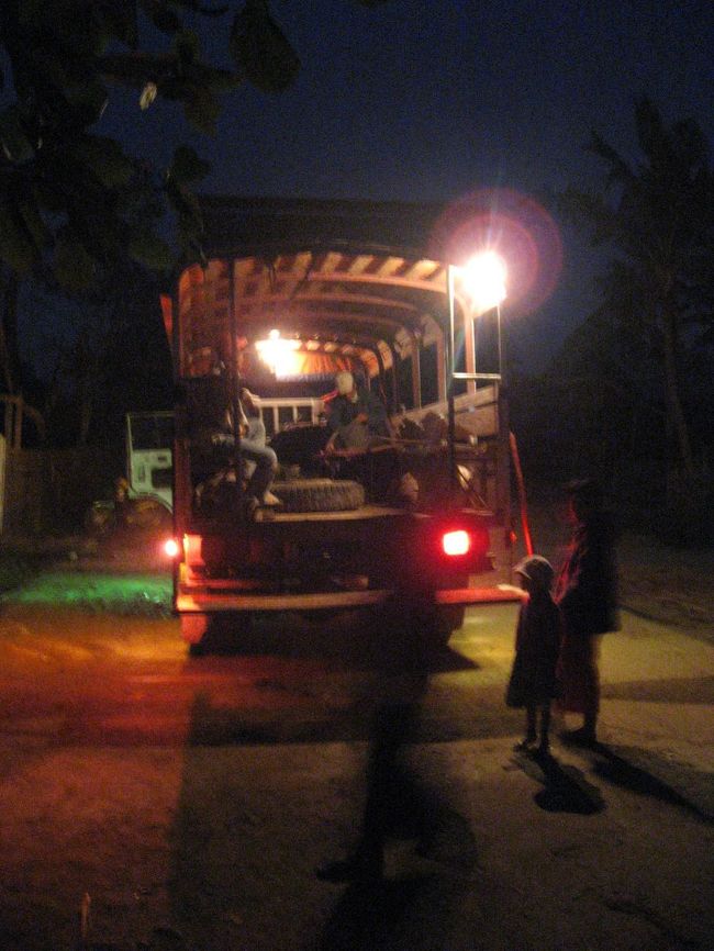 次のバスはこれ。屋根はあるし、座席もある。バスだ。<br /><br />グワ午前6時発、カンターヤー(Kanthayar)午前7時20分着。800K。