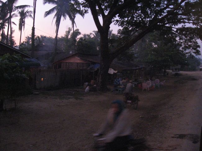 早朝のグワを出発。