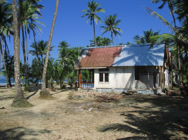 来月(12月)から営業を再開するらしく、15人くらいが準備しているようでしたが、本当に泊まれるようになるの？という感じ。<br /><br />ちなみにこの写真は11月25日撮影。