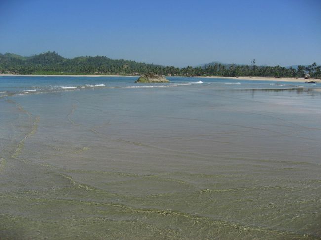 お待ちかねのビーチ。水の透明度がすごい。