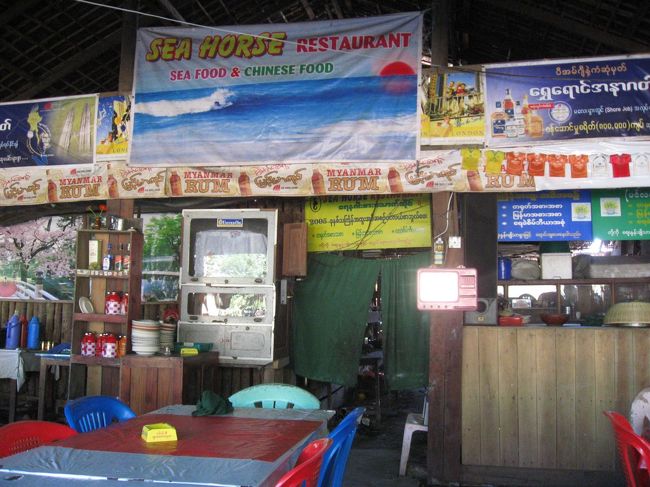 食事はSea Horse Restaurantへ。<br />人なつっこくて明るいお嬢さんが迎えてくれます。<br /><br />海の家のようにシャワー施設もあるので、通りがかったら寄ってあげてください。台風の後、お客さんが来なくて大変だそうです。