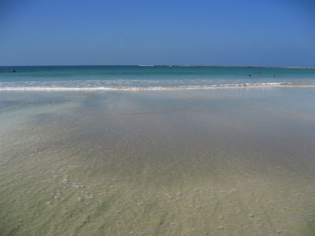 カンターヤーよりさらに美しいビーチ。<br /><br />泳いでるのはホテルの従業員で、またもや旅行者は僕だけ。