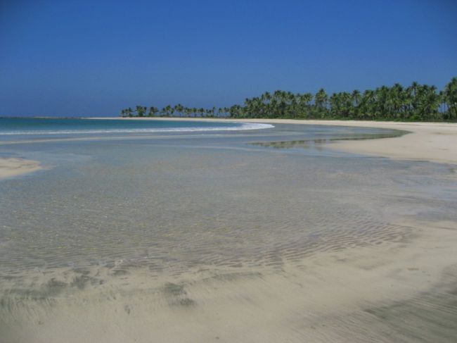 誰もいない海。