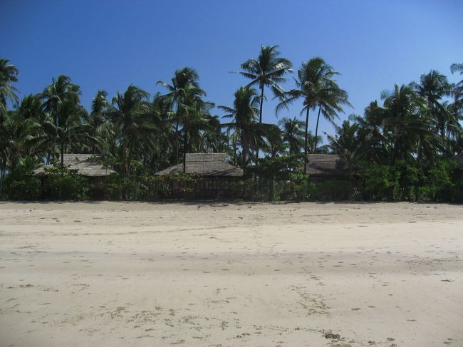 ホテルはバンガロー形式。<br /><br />ここも台風の被害を受けているので、使用可能なのは3,4棟だけの模様。