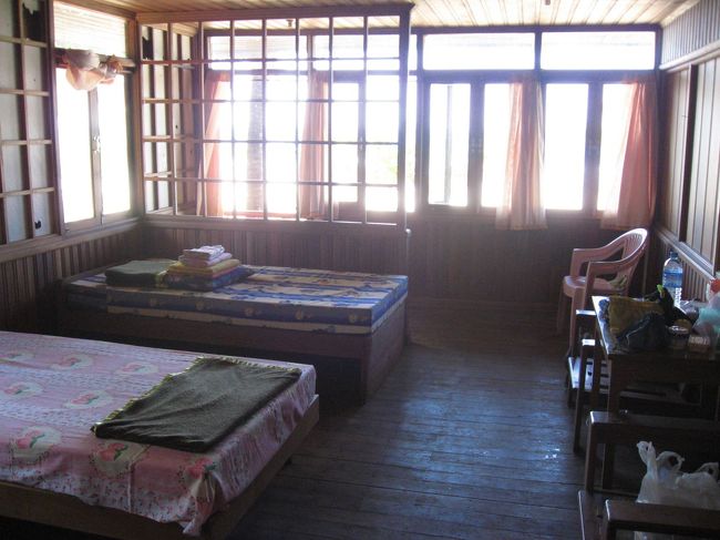 部屋はこんな感じのトリプルルーム。<br /><br />バストイレ付で掃除は行き届いているけど、<br />問題が無いわけじゃない(後述)。