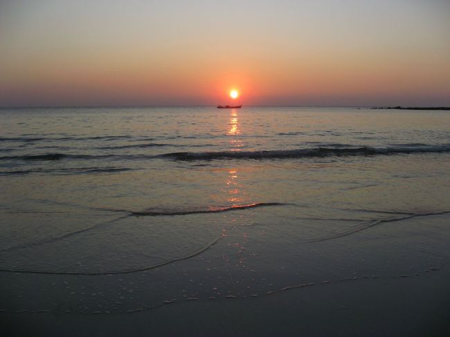 夕日はビーチの真正面に。
