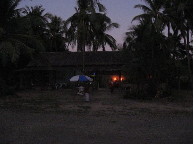 ここモウシュエジャンには、ホテルと、道路を挟んでのレストラン(写真)、それだけしかありません。<br /><br />村は1,2km離れています。
