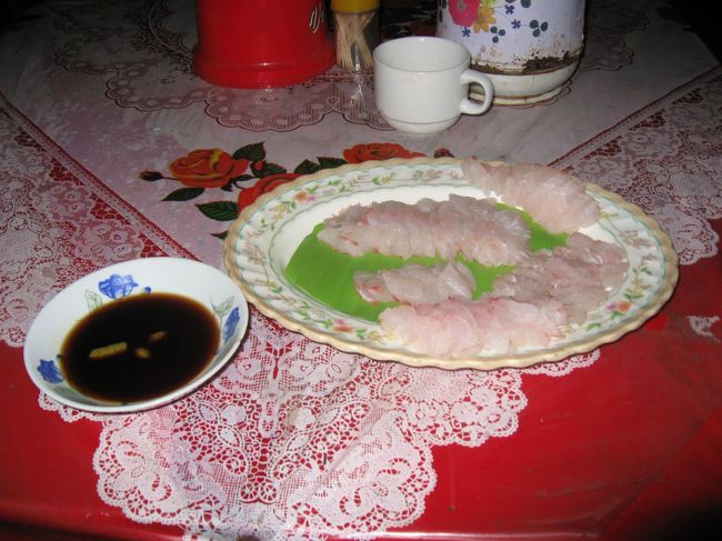 お願いしておいた白身魚の刺身(確か2500Kくらい)。<br /><br />タイとかホウボウに近い味で、とても美味しかった。<br /><br />お店は親切な中国系一家が経営しています。