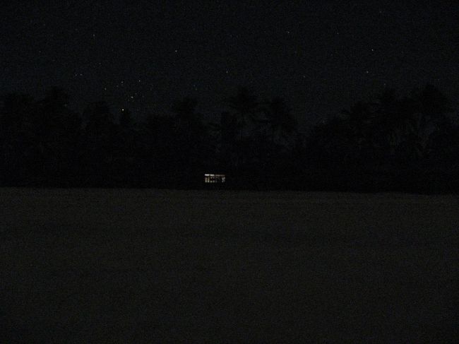 バンガローの明かりだけ。