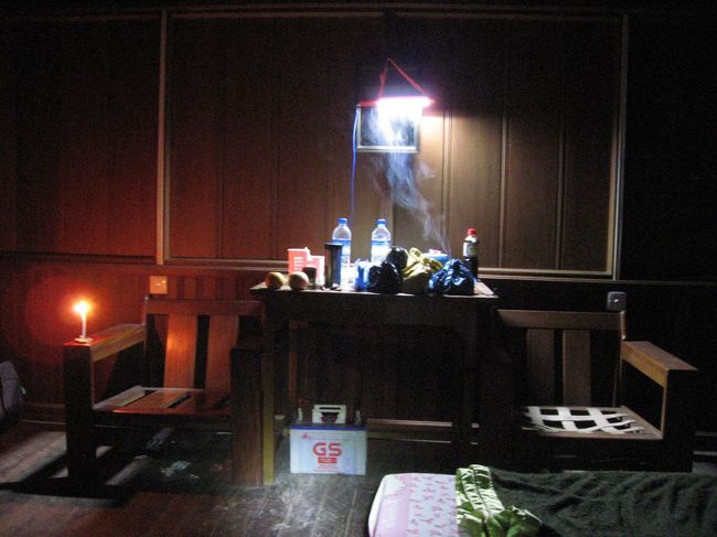 といっても発電機が壊れているので、光源はバッテリーと蝋燭です。それに照らされるのは…