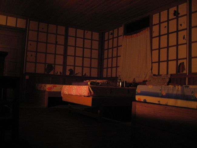 これは嫌がらせですか？<br />それともなんかのギャグ？<br />それにしては前振り長すぎ。<br /><br />それにしても怖いです。<br />たったひとりです。<br /><br />そう、これがこのホテルの問題点です。<br />和風の内装が完全に裏目に出ています。<br />怪談の世界だとしか思えません。<br /><br />後でマネージャーさんに聞いたところ、<br />「オーナーがヤンゴンに帰ったまま来ないので、どうしてよいのか分からない」とのことです。<br /><br />僕にも分かりません。<br />寝るしかありません。