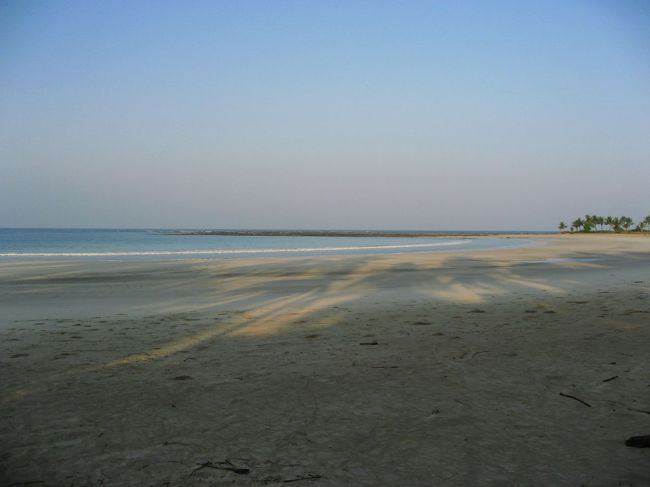 明けない夜は無い。<br />というか熟睡です。<br /><br />さわやかな朝のビーチ。<br /><br />次はガパリへ！