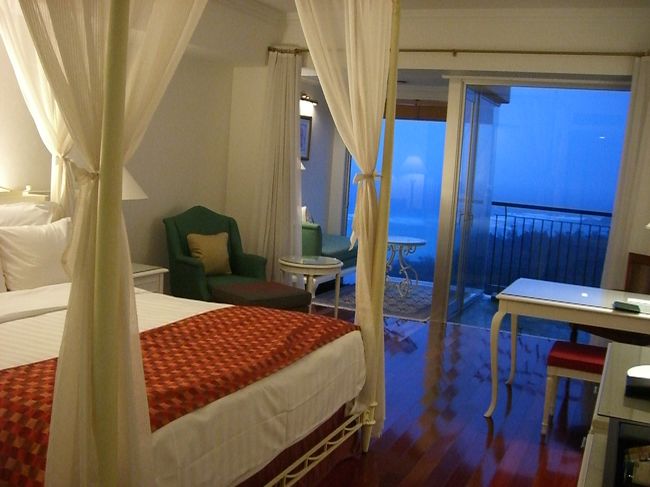 今回の旅行で一番よかったのはホテル。<br />沖縄マリオットリゾート＆スパ。<br />チェックイン時にフロントでアップグレードを勧められ、某TVショッピングの案内人のような勧め方で怪しげなのと、無料ではなかったけど普通より安かったのでそのままお願いして、正解☆<br />すごく広いし最上階の特別フロア。