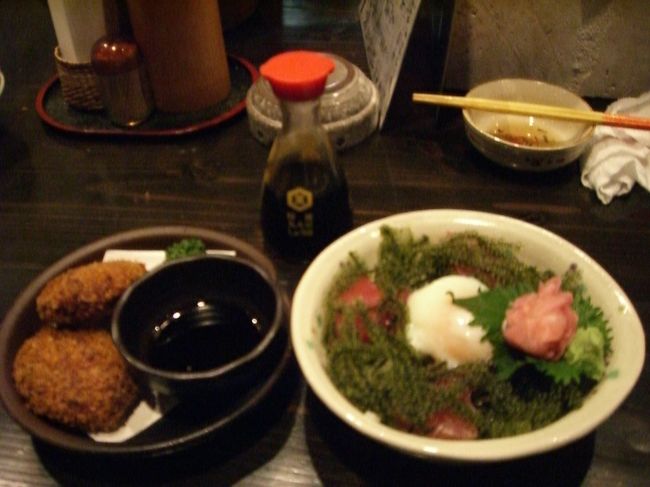 海ぶどう丼とお勧めされた紅芋コロッケ、おいしかった(*^_^*)<br />メニューになかったソーキそばも聞いたらできますよ、って作ってくれた〜。<br /><br />でも‥沖縄ついてすぐランチにDFSのフードコートで私はソーキそば、旦那は海ぶどう丼‥夜も一緒だった^_^;<br /><br />明日は観光、楽しみに今日は早めに就寝。