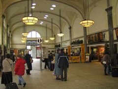 はーい、11時20分にカーディフ・セントラル駅(Cardiff Central Station)に到着。
遅れることで有名なイギリスの鉄道にしては、結構まともな時間についたもんだからうれしかった。
こじんまりとしていますね、駅の中。