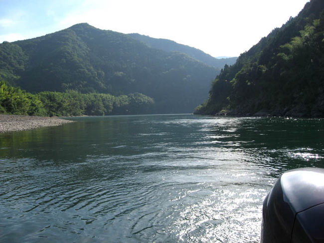 <br />　朝もやのなか舟は下って行きます。