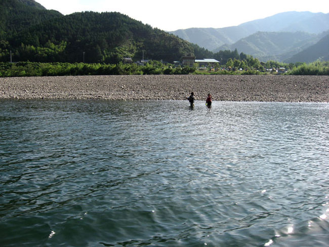 <br />魚釣りしているようです。