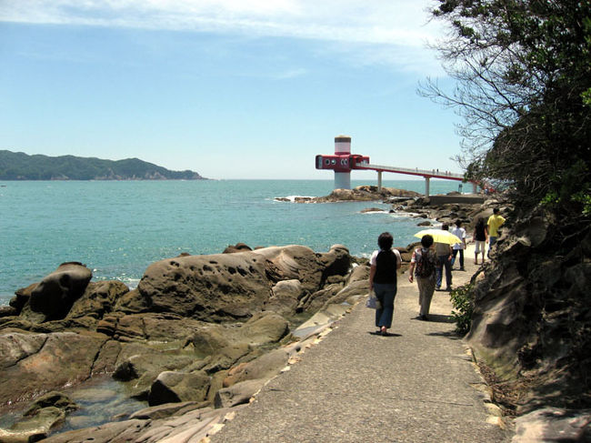  海底館への道。<br />奇岩のオンパレードの竜串海岸です。<br />遠くに「足摺海定館」が見えます。