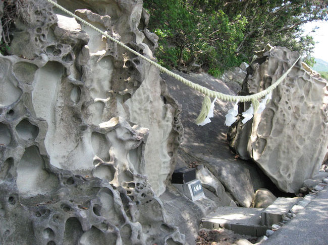 　夫婦岩　蜂の巣の断面みたいな岩肌です。