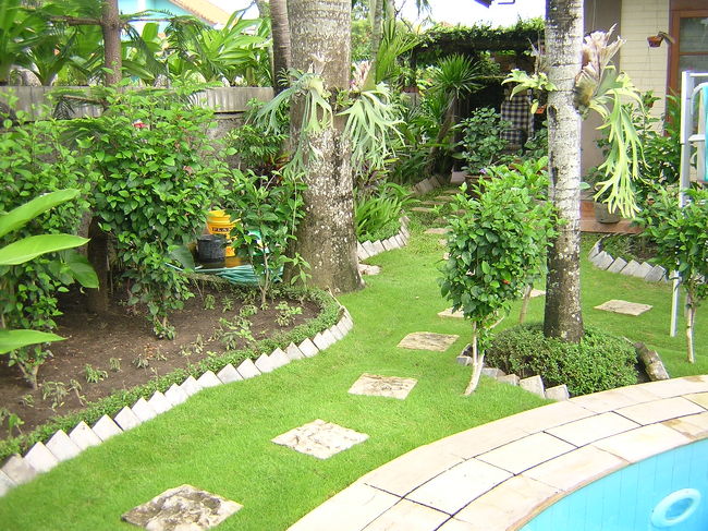 お手伝いの夫婦が家の管理を手伝ってくれています。