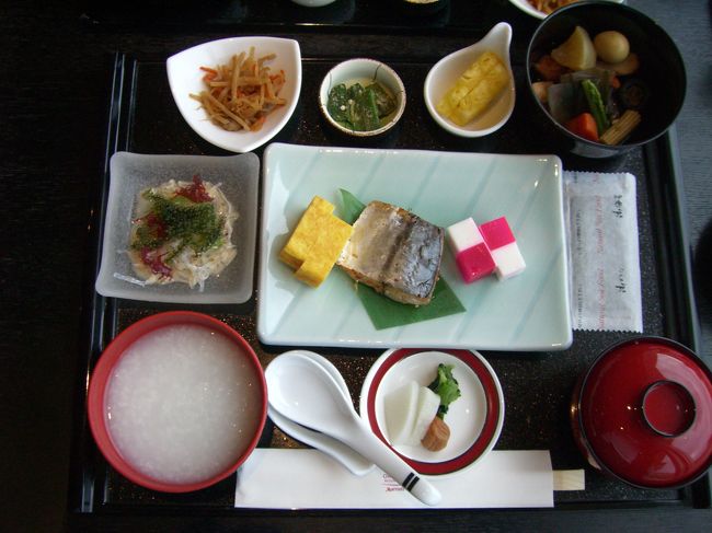 朝食は沖縄風和定食。<br />朝食クーポンがあって洋食バイキングか和定食のレストランかで選べたけど、バイキングは行列だったのでパス。<br />翌日、クレームがあったのか‥バイキング会場が別の宴会場に設けられてたので対応は良いのかも^_^;