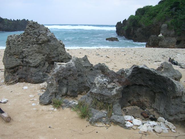 メイン通りをそれないと行けないけどどこで曲がるのか見当もつかないじゃり道ばかり。<br />近くにいたサトウキビ畑のおじさんに教えてもらってなんとか到着。<br />その私達に他の車が１台ついてきたけど貸切状態の海。