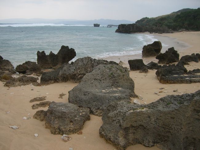 岩に自然現象でマルイ穴があくと言うポットホール。