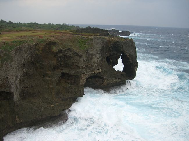 次は万座毛へ。<br />かなりの荒れ模様‥。
