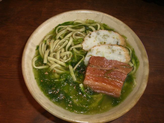 万座毛近くのなかむらそば。<br />情報誌にも載っているお店。<br /><br />これはアーサーそば☆