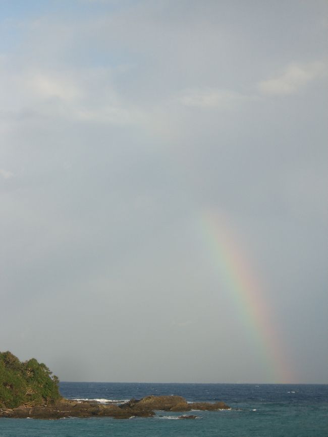 最終日１４時過ぎの便だったので早めにチェックアウト。<br />ちょっと青空も見えるいい天気。<br />途中に虹を発見。