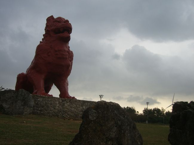 昨日見られなかった残波岬に再度行って見たけど、雨が降ってきた(>_