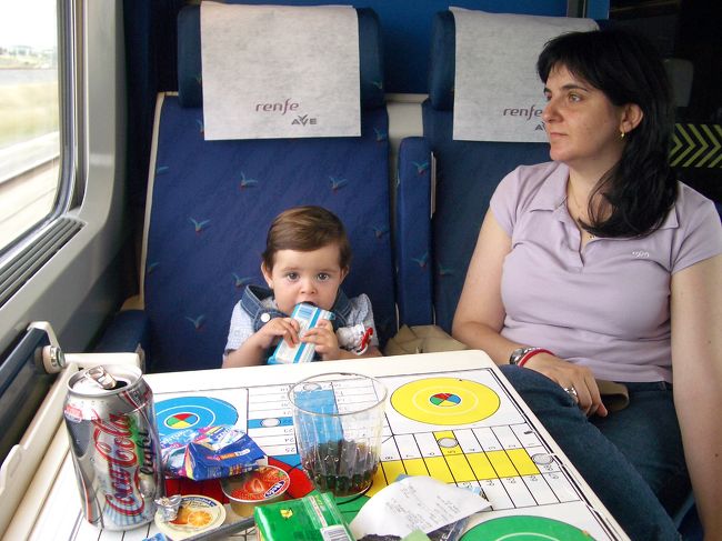 　対面に座った親子。<br />初々しい、お菓子やら乳児食やらをよく食べていました