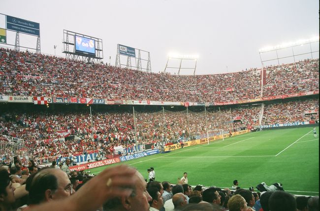  スタジアム内。<br />　屋根があるのはPreferenciaの一部だけ。