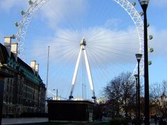 英１０：２３
ロンドン･アイ　London Eye

まず、ウォータールー駅から道なりに歩いて、はじめに目にしたのがロンドン・アイ。

2000年ミレニアムアトラクションのひとつで英国航空がスポンサーとなり作られた観覧車。

う〜ん、いい天気 !

冬の１日に訪れてこの青空は中々ラッキーだったかも♪