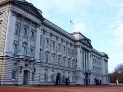 英１２：１３
バッキンガム宮殿　Buckingham Palace

英国王室の本拠地。

宮殿建築の例にのっとりフランス・ルイ王朝方式で、ロンドンではめずらしく軸線のはっきりした配置計画になっている。　建築家ジョン･ナッシュによって宮殿の改築が完成したのは１８３７年。