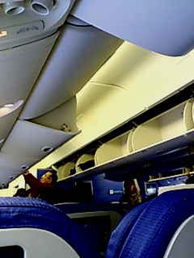 NRT-AMS KL862便機内にて。乗れたことに安堵。機内が目が覚めるような水色っぷりだった。あらかじめチェックしていたとおり、機内にはパーソナルテレビもある！これが凄くよかった。自分の観たい映画を好きなときに選べて音楽もたくさんあって、好きな曲をセレクトできる機能も。機内食も環境問題を排除すればなかなかよかったー