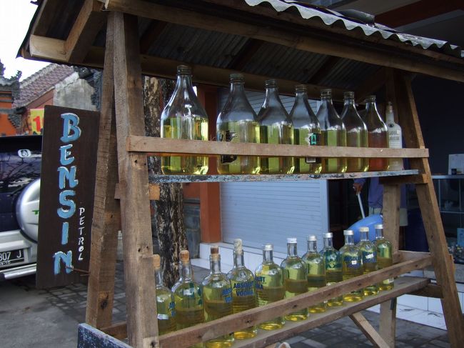 ガソリンを小瓶に入れて販売しています。<br />私どもも現地の人の車で山中(キンタマニー）でガス欠になったとき、通りがかりのバイクの人に瓶で買って来て貰ったことがあります。