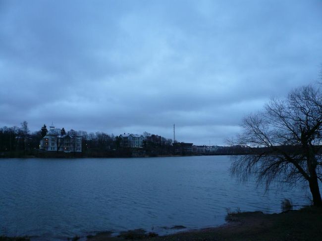 ヘルシンキ4日目。 朝食の時、外を見ていたが、今朝は誰も外を歩いていない。 疑問に思いつつも9時過ぎに街を散策しに出かけた。 ちょっと早く出かけすぎた気もしないではない。<br /><br />休日朝のトーロン公園 Töölön puistoは、犬の散歩をしたりジョギングをしたりする人たちがちらほらいるくらいで静かな公園だった。 トーロ湾 Töölönlahtiも静か。 時々、じっとしている水鳥を見かけるくらいで、あまり動きがない。 